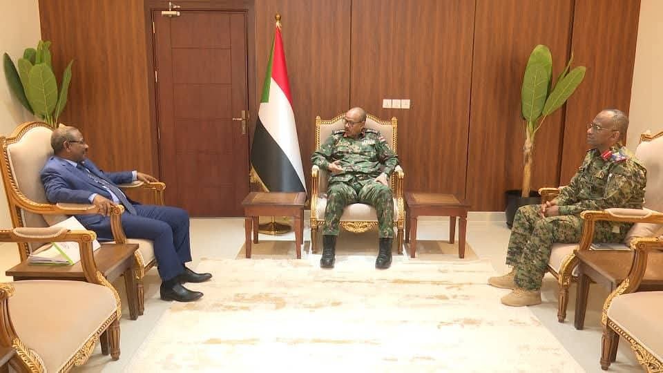 عضو مجلس السيادة الفريق إبراهيم جابر يطلع على سير إجراءات التقاضي الدولي