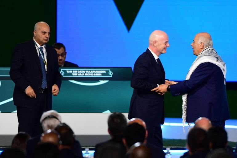 الرجوب يرفض مصافحة ممثل إسرائيل في فيفا ويتمسك بـ"الكرامة الوطنية"