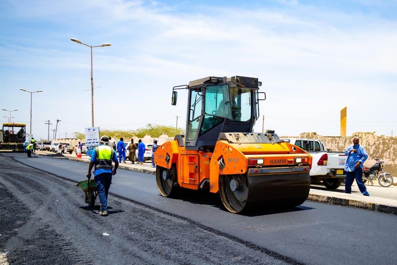 والي البحر الأحمر ومدير الموانئ يدشنان مشروع تأهيل طريق سواكن – ميناء الأمير عثمان دقنة