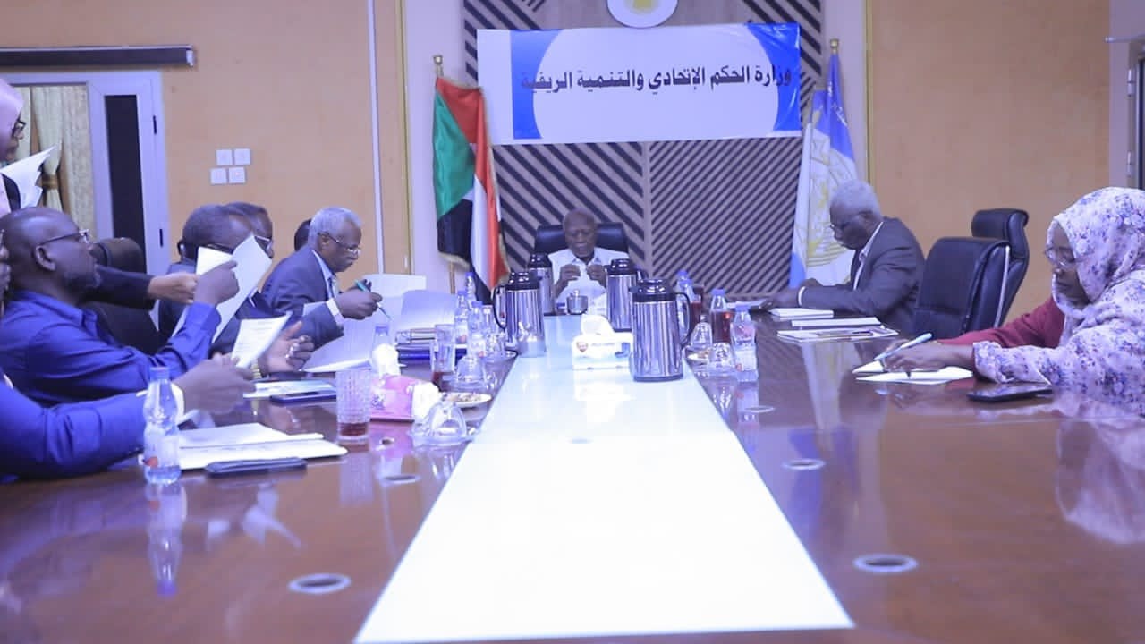 وزير الحكم الاتحادي يتعهد بمعالجة تحديات مفوضيات دارفور ويوجه بتفعيل الرقابة الدورية