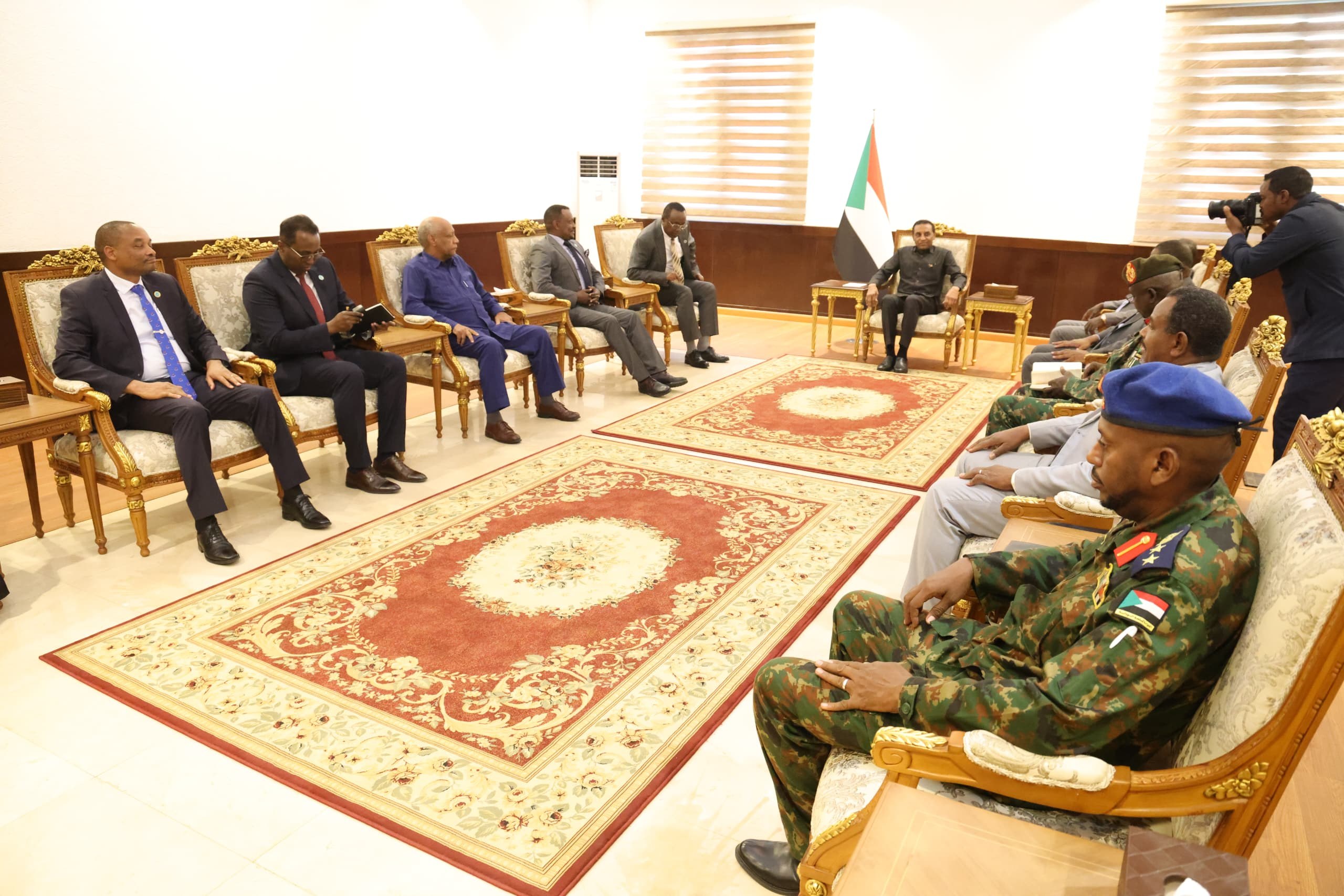 إيساف تختار السودان لرئاسة مكتب أجهزة السياسات العام المقبل.. وكامل إدريس يستقبل وفد القوة